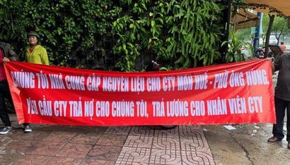 Các nhà cung cấp nguyên liệu căng băng rôn, biểu ngữ tố Công ty Món Huế nợ tiền