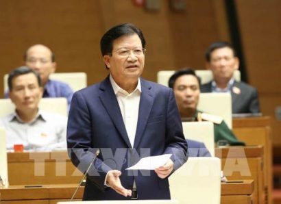 Phó Thủ tướng Chính phủ Trịnh Đình Dũng trả lời những chất vấn thuộc trách nhiệm của Chính phủ. Ảnh: Doãn Tấn - TTXVN 