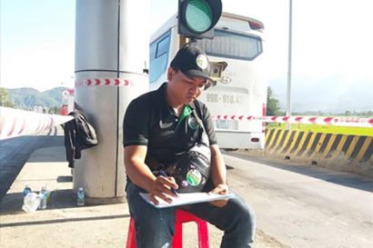 Trong ảnh là cảnh người dân đếm xe qua BOT.