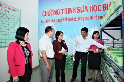 Thành viên Ban chỉ đạo chương trình sữa học đường cùng tham dự việc triển khai thực hiện trong ngày đầu tiên tại điểm trường Đoàn Thị Điểm, Quận Tân Phú, TP.Hồ Chí Minh