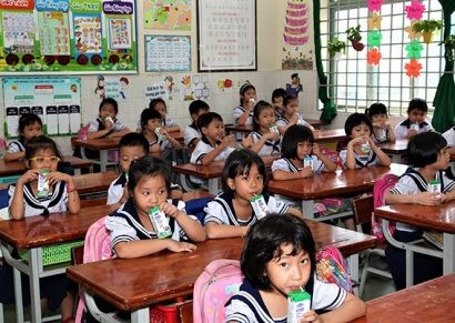 Ngày 1/11/2019, thành phố Hồ Chí Minh triển khai đồng loạt việc uống sữa học đường cho học sinh mẫu giáo và học sinh tiểu học lớp 1 trên địa bàn 10 quận, huyện.