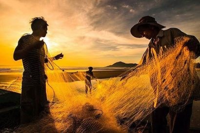  Ngư dân với những ánh mắt, nụ cười hân hoan khi đoàn thuyền trở về vào lúc mặt trời hé rạng ánh bình minh 