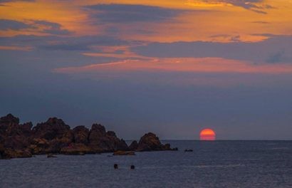 Ánh bình minh biển Cửa Lò khi ló rạng mát lạnh sẽ làm thoải mái tâm hồn  