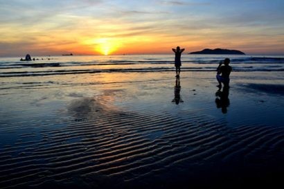 Tắm biển sáng sớm sẽ cho bạn cảm giác dễ chịu, nhẹ nhàng và thư thái  