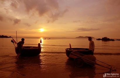 Chèo thuyền mượn của ngư dân ra giữa biển khơi trong ánh bình minh 