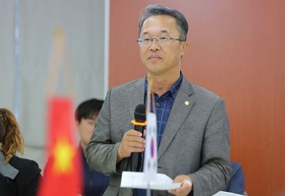  Luật sư Ryu Seong Ryong - Chủ tịch Hội Luật sư tỉnh Chung Buk, Hàn Quốc (ảnh: Hữu Thắng).
