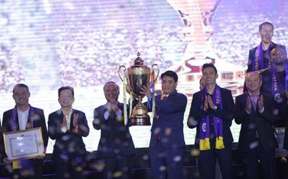 Phó Chủ tịch Quốc hội Uông Chu Lưu nâng Cup vô địch của Hà Nội FC tại Lễ vinh danh 