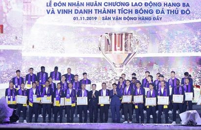 Tập thể Ban lãnh đạo, các cầu thủ CLB bóng đá Hà Nội nhận bằng khen từ TP Hà Nội