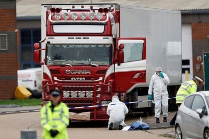 Cảnh sát tại hiện trường phát hiện 39 thi thể trong container ở Anh (Ảnh: REUTERS)
