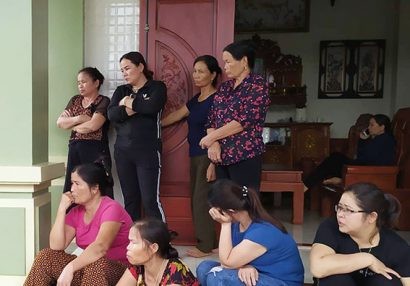 Một gia đình Việt ngóng tin con sau khi được đưa đi nước ngoài nhưng mất tích ( Ảnh: Vnexprees)  