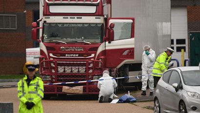 Các nhân viên pháp y đang tiến hành khám nghiệm hiện trường vụ phát hiện 39 thi thể trong thùng xe container ở Anh 