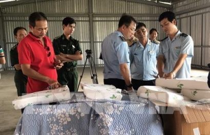 Lực lượng Hải quan phối hợp với các đơn vị liên quan kiểm tra hàng hoá giả mạo xuất xứ tại Việt Nam. Ảnh: TTXVN phát 