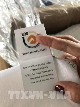 Tuy sản xuất ở Trung Quốc nhưng nhãn mác đi liền với sản phẩm đều ghi tên và địa chỉ đơn vị sản xuất là Việt Nam. Ảnh: TTXVN phát 