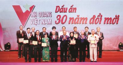 Đại tá Lê Hồng Thắng (ngoài cùng bên phải, hàng dưới) chụp ảnh lưu niệm với Thủ tướng Chính phủ Nguyễn Xuân Phúc tại chương trình “Vinh quang Việt Nam - Dấu ấn 30 năm đổi mới”
