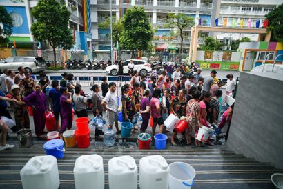 Người dân Hà Nội xếp hàng lấy nước khi nguồn nước bị ô nhiễm 