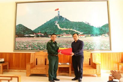 Đồng chí Văn Minh Hùng – Phó Chỉ huy trưởng, đồn phó Đồn biên phòng Lũng Cú trao tặng là cờ thiêng liêng trên Cột cờ Lũng Cú cho ông Thiều Kim Quỳnh 