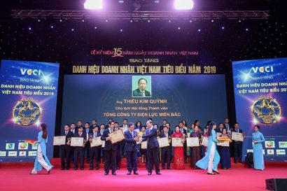 Ông Vũ Hồng Thanh - Ủy viên Trung ương Đảng, Chủ nhiệm Ủy ban Kinh tế của Quốc hội và TS. Vũ Tiến Lộc, Chủ tịch Phòng Thương mại và Công nghiệp Việt Nam, Chủ tịch Hội đồng Trung ương các Hiệp hội doanh nghiệp Việt Nam trao tặng Cup và danh hiệu Doanh nhân tiêu biểu 2019 cho ông Thiều Kim Quỳnh - Chủ tịch Hội đồng thành viên Tổng công ty Điện lực miền Bắc
