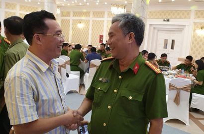 Đại tá Lê Hồng Thắng (bên phải) trao đổi với PV Pháp lý 