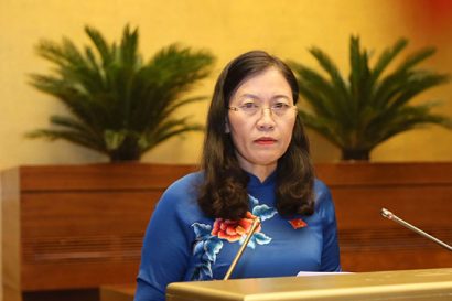 Chủ nhiệm Ủy ban Tư pháp Lê Thị Nga trình bày báo cáo thẩm tra tại Quốc hội 