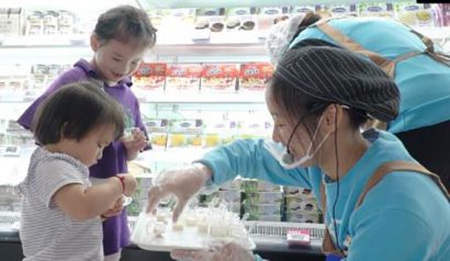 Các “khách hàng nhí” thích thú khi thử sản phẩm sữa chua với nhiều hương vị khác nhau