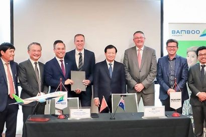 Phó Thủ tướng Chính phủ Trịnh Đình Dũng (thứ 4 từ phải sang) chứng kiến lễ ký kết MoU giữa Bamboo Airways với sân bay Melbourne, Úc