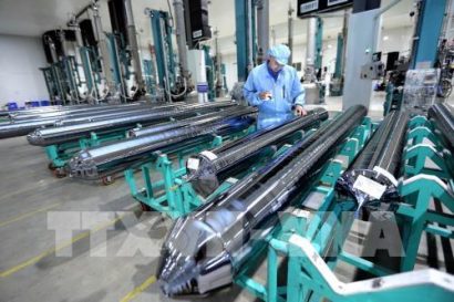 Chế tạo vật liệu sản xuất pin năng lượng mặt trời tại Công ty TNHH JA Solar Việt Nam, vốn đầu tư của Hong Kong (Trung Quốc) tại khu công nghiệp Quang Châu (Bắc Giang). Ảnh: Danh Lam – TTXVN