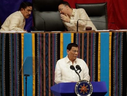  Tổng thống Philippines Duterte bất ngờ cách chức “Người chỉ huy cuộc chiến chống ma túy” của Phó Tổng thống Leni Robredo, người đã thường xuyên tiếp xúc với đại sứ Mỹ được coi là một biểu hiện của đọ sức chính trị Trung - Mỹ.