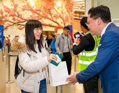 Hành khách được tặng những phần quà ý nghĩa từ hãng hàng không Bamboo Airways.