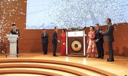 Chủ tịch FLC Trịnh Văn Quyết tham gia gõ cồng mở màn phiên giao dịch kỷ niệm 20 năm thành lập của SGX. 