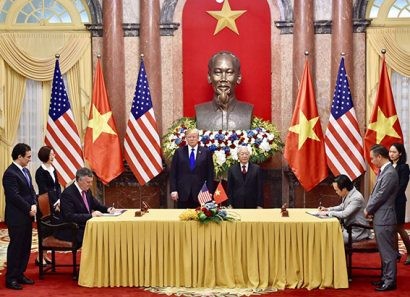 Tổng bí thư Nguyễn Phú Trọng và Tổng thống Mỹ Donald Trump chứng kiến lễ ký kết mua 10 máy bay Boeing 787-9 Dreamliner của Bamboo Airways tháng 2/2019 