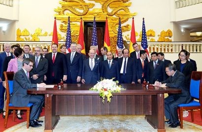 Thủ tướng Nguyễn Xuân Phúc và Bộ trưởng Thương mại Hoa Kỳ Willbur Ross chứng kiến lễ ký kết các hợp đồng đầu tư của doanh nghiệp hai bên. 