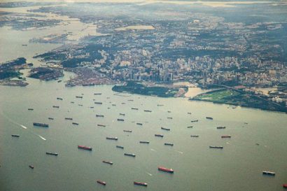 Góc nhìn từ trên không xuống một phần của eo biển Singapore - Ảnh: GETTY IMAGES 