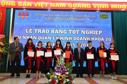 PGS.TS. Hà Đức Trụ, Phó Hiệu trưởng Trường ĐH Kinh doanh và Công nghệ Hà Nội cùng TS. Nguyễn Đình Đức, Phó Trưởng phòng Công tác sinh viên (ngoài cùng, bên trái) trao thưởng cho các sinh viên tốt nghiệp loại Giỏi của khóa 20 chuyên ngành Quản trị Kinh doanh 