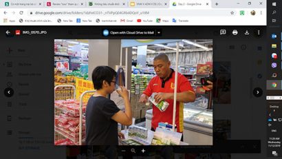 Người tiêu dùng Singapore tìm hiểu về sữa tươi Organic tại quầy dùng thử sản phẩm sữa Vinamilk trong các siêu thị 