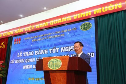 TS. Đoàn Hữu Xuân, Chủ nhiệm Khoa Quản lý Kinh doanh phát biểu chúc mừng các tân cử nhân khóa 20 chuyên ngành Quản trị Kinh doanh 