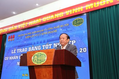 Phó Hiệu trưởng, GS.TS. Đinh Văn Tiến phát biểu trong buổi lễ 