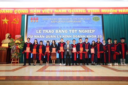 Giáo sư Đinh Văn Tiến, Phó Hiệu trưởng nhà trường trao bằng tốt nghiệp cho các tân cử nhân 