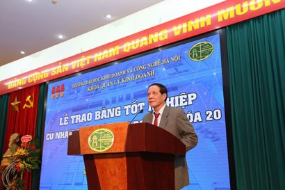 Phó Trưởng phòng Công tác sinh viên, TS. Nguyễn Đình Đức công bố quyết định và danh sách khen thưởng sinh viên 