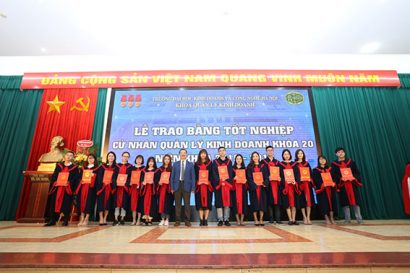 TS. Đoàn Hữu Xuân, Chủ nhiệm Khoa Quản lý Kinh doanh trao bằng tốt nghiệp cho các tân cử nhân 