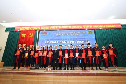 Ông Vũ Kim Huyền, Phó Trưởng phòng Tổ chức cán bộ trao bằng tốt nghiệp cho các tân cử nhân 