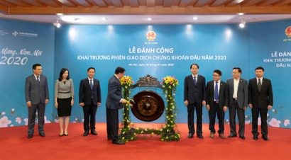 Đúng 9 giờ sáng 2-1, Bộ trưởng Tài chính Đinh Tiến Dũng đã thực hiện nghi thức đánh cồng khai trương phiên giao dịch đầu năm 2020. 