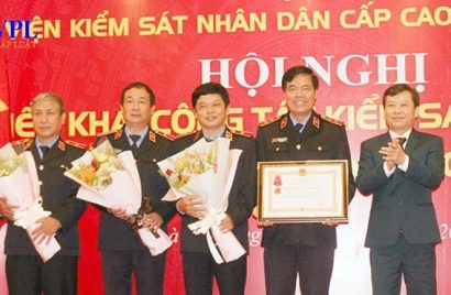  Thừa ủy quyền của Chủ tịch nước, đồng chí Lê Minh Trí trao Huân chương Lao động hạng Nhất cho VKSND cấp cao tại Đà Nẵng. 