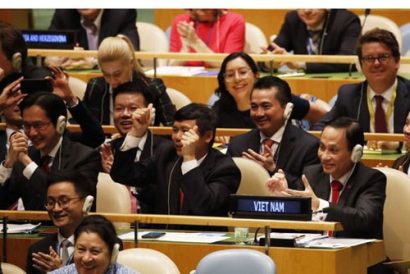 Đoàn Việt Nam khi Đại hội đồng Liên hợp quốc công bố nước ta trúng cử Ủy viên không thường trực Hội đồng Bảo an với số phiếu cao gần tuyệt đối 192/193 phiếu 