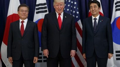Tổng thống Trump cùng Thủ tướng Nhật Bản và Tổng thống Hàn Quốc.