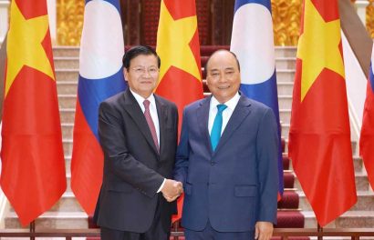 Thủ tướng Chính phủ nước Cộng hòa xã hội chủ nghĩa Việt Nam Nguyễn Xuân Phúc và Thủ tướng Chính phủ nước Cộng hòa dân chủ nhân dân Lào Thoong-lun Xi-xu-lít. 
