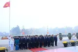 Các đại biểu dự Đại hội đại biểu toàn quốc lần thứ XIV của Đảng viếng Chủ tịch Hồ Chí Minh