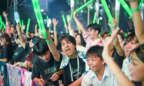 Hàng nghìn bạn trẻ “cháy” hết mình trong không gian âm nhạc bùng nổ “VPBank Live the Vibe - Move Together”