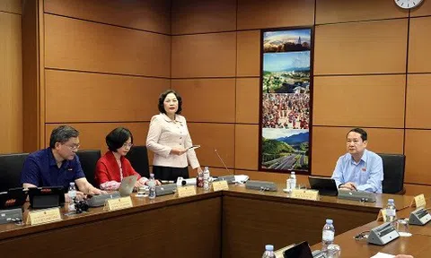 Phó Chủ tịch Quốc hội Nguyễn Thị Hồng: Rà soát cơ chế phát triển Trung tâm tài chính quốc tế, bảo đảm an toàn tài chính quốc gia