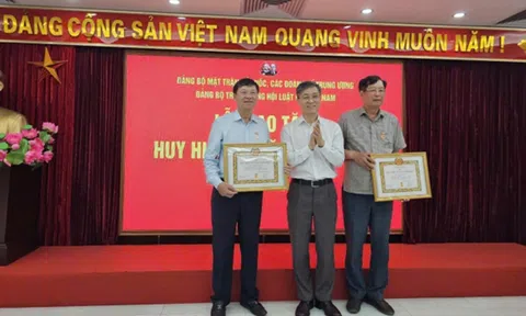 Đảng ủy TW Hội Luật gia Việt Nam tổ chức lễ trao Huy  Đảng cho đảng viên và Hội nghị thông tin chuyên đề quý III