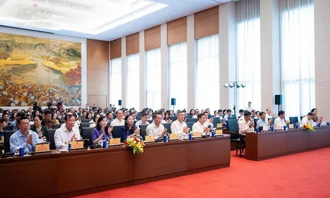 Hoàn thiện thể chế thị trường chứng khoán và bảo vệ tối đa quyền lợi nhà đầu tư